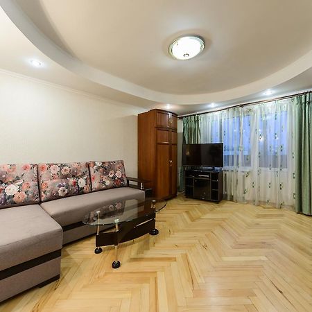 Apartment On Lesi Ukrainky Blvd Kiev Bagian luar foto