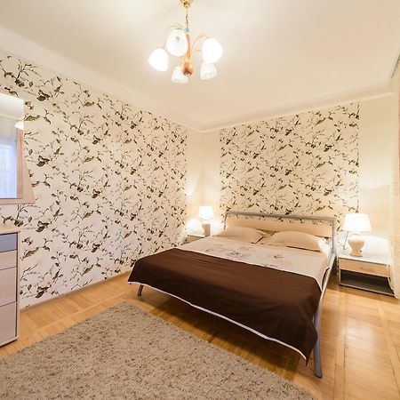 Apartment On Lesi Ukrainky Blvd Kiev Bagian luar foto