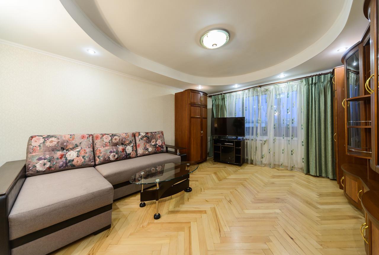 Apartment On Lesi Ukrainky Blvd Kiev Bagian luar foto