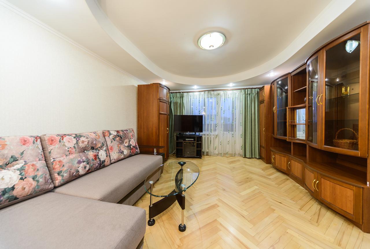 Apartment On Lesi Ukrainky Blvd Kiev Bagian luar foto