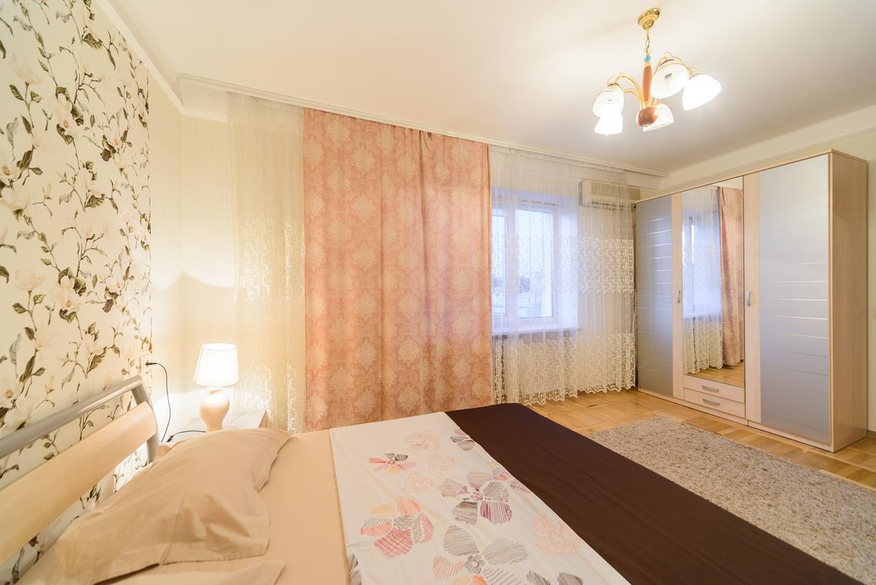 Apartment On Lesi Ukrainky Blvd Kiev Bagian luar foto