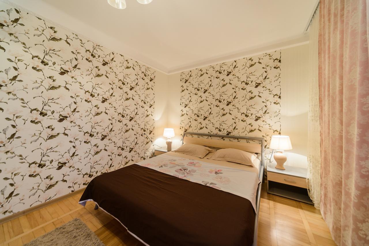 Apartment On Lesi Ukrainky Blvd Kiev Bagian luar foto