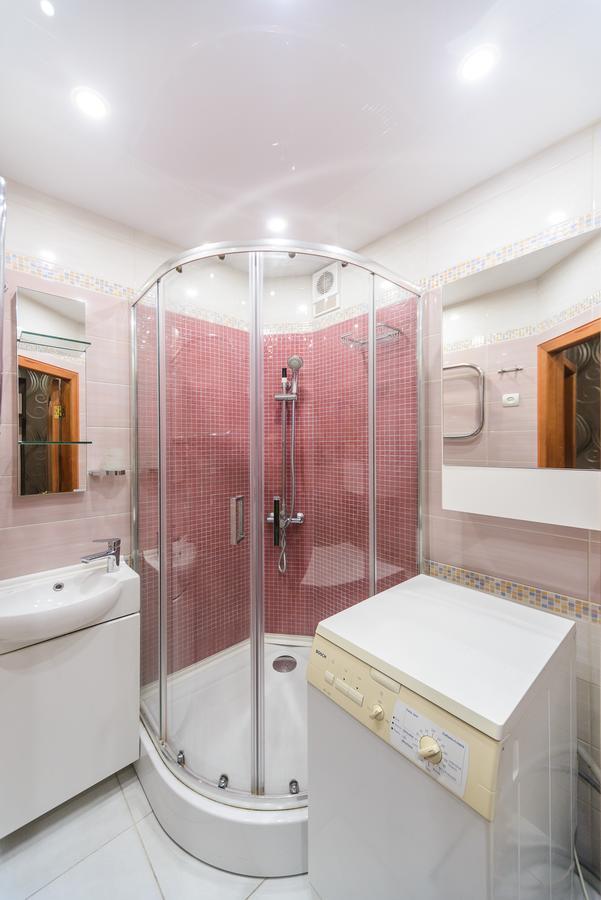 Apartment On Lesi Ukrainky Blvd Kiev Bagian luar foto