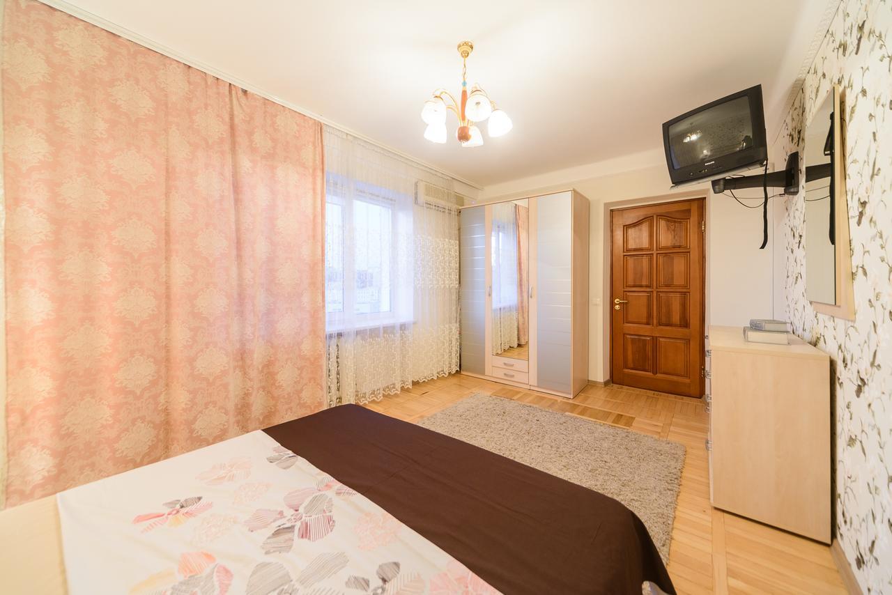 Apartment On Lesi Ukrainky Blvd Kiev Bagian luar foto