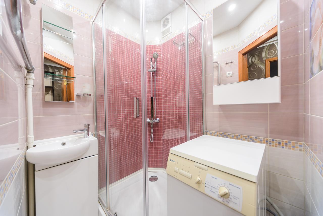 Apartment On Lesi Ukrainky Blvd Kiev Bagian luar foto