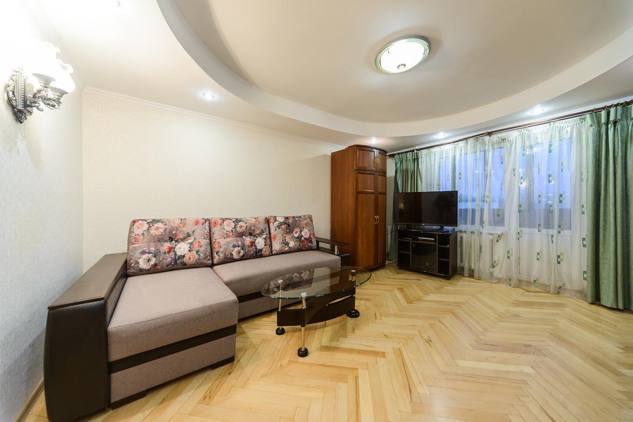 Apartment On Lesi Ukrainky Blvd Kiev Bagian luar foto