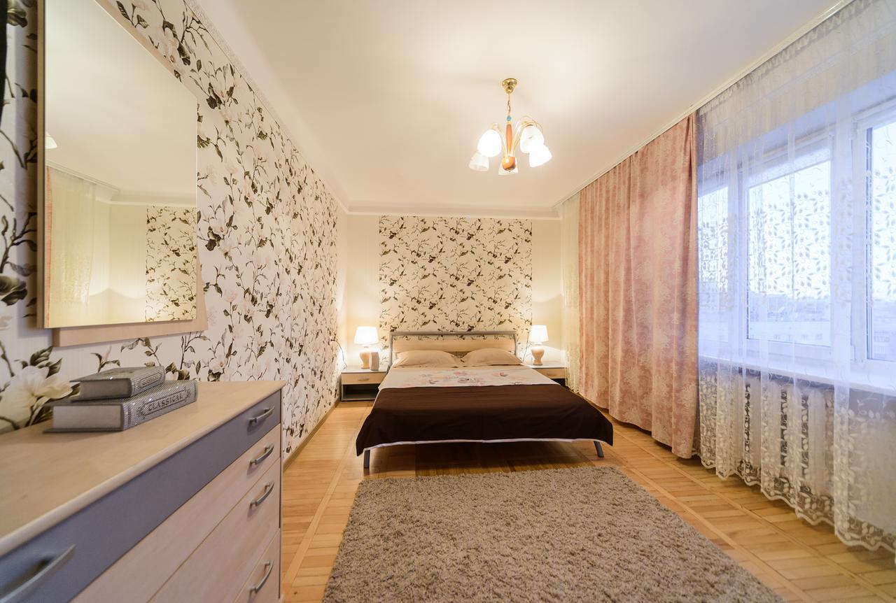 Apartment On Lesi Ukrainky Blvd Kiev Bagian luar foto